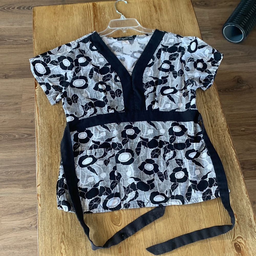 Los Angeles Rose scrub top black and white floral size small